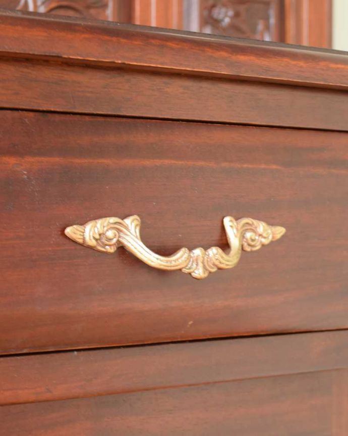 アンティーク風の家具　アンティーク風　アンティーク家具屋が選んだ、たっぷり収納できるアンティーク風のホールスタンド。小さなパーツにもこだわり引き出しの取っ手も凝ったデザインで素敵です。(y-275-f)