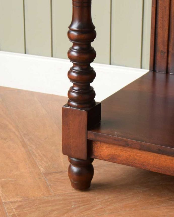 アンティーク風の家具　アンティーク風　アンティーク家具屋が選んだ、たっぷり収納できるアンティーク風のホールスタンド。女性1人でラクラク運べちゃう仕掛けHandleの家具は、脚の裏にフェルトキーパーをお付けしています。(y-275-f)