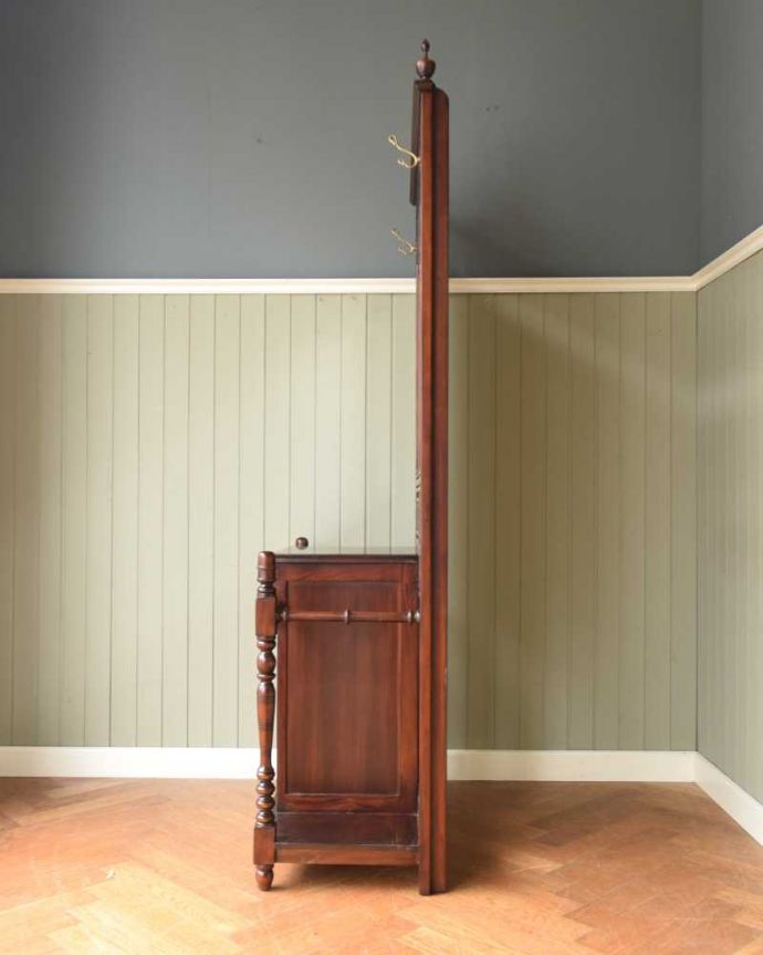 アンティーク風の家具　アンティーク風　アンティーク家具屋が選んだ、たっぷり収納できるアンティーク風のホールスタンド。横から見てもステキ横から見るとこんな感じ。(y-275-f)