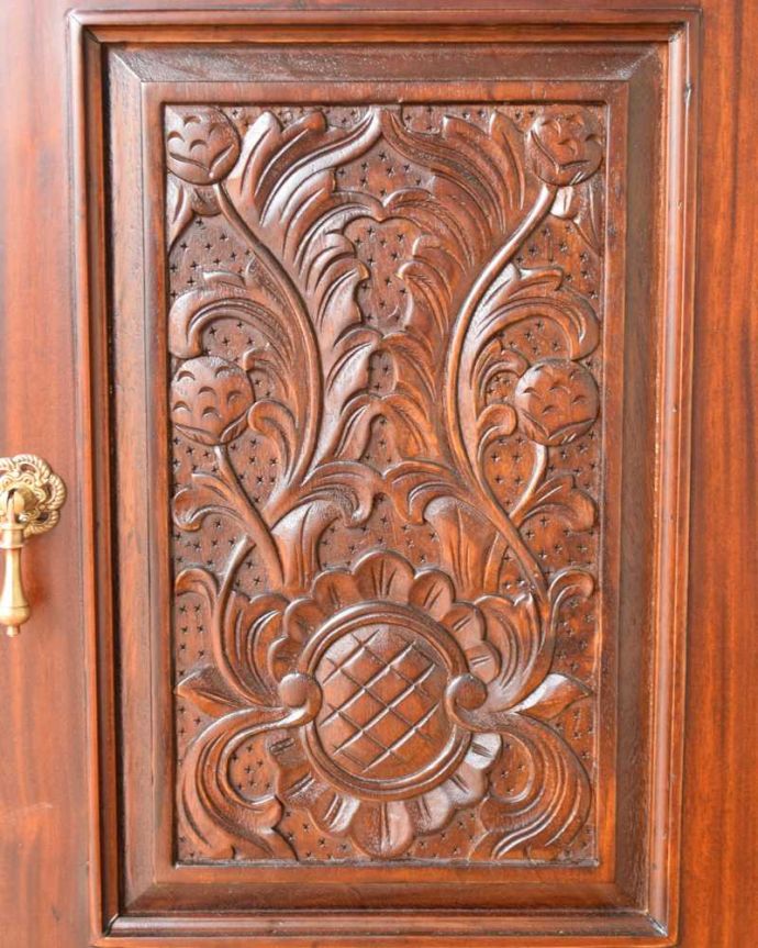 アンティーク風の家具　アンティーク風　アンティーク家具屋が選んだ、たっぷり収納できるアンティーク風のホールスタンド。惚れ惚れしちゃう美しさアンティークの家具に負けないくらい丁寧な彫りが施されています。(y-275-f)