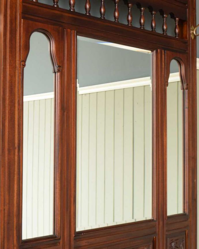 アンティーク風の家具　アンティーク風　アンティーク家具屋が選んだ、たっぷり収納できるアンティーク風のホールスタンド。お出かけ前にミラーでチェックやっぱり玄関にはミラーが必要！出かける前にサッと身だしなみチェックできるから便利です。(y-275-f)