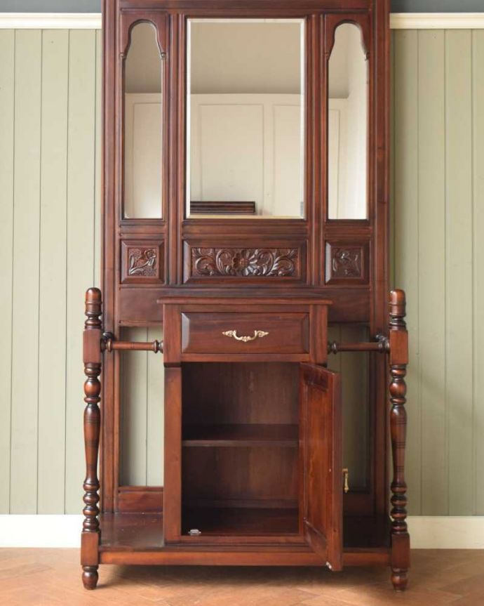 アンティーク風の家具　アンティーク風　アンティーク家具屋が選んだ、たっぷり収納できるアンティーク風のホールスタンド。細々としたものまで収納出来ちゃう優れもの棚板も付いているのでしっかりと収納する事ができます。(y-275-f)