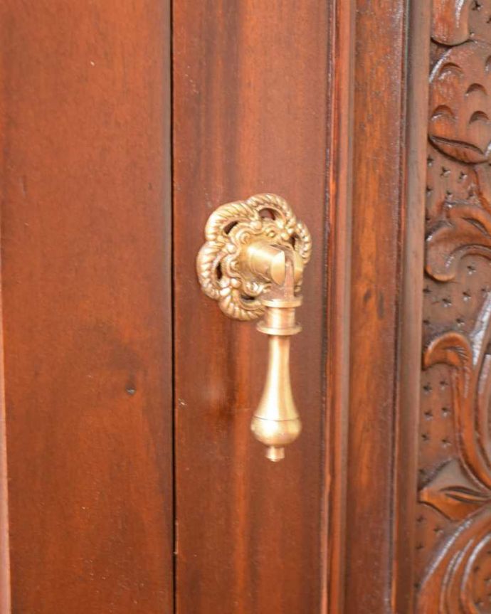 アンティーク風の家具　アンティーク風　アンティーク家具屋が選んだ、たっぷり収納できるアンティーク風のホールスタンド。扉の取っ手は・・・ドロップタイプの取っ手です。(y-275-f)