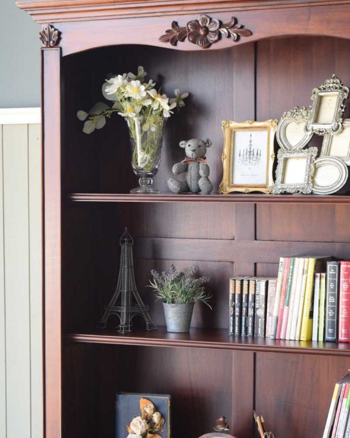 アンティーク風の家具　アンティーク風　アンティーク家具屋が選んだ、たっぷり収納できるアンティーク風の本棚。本物のアンティークのような佇まい見た目の美しさはもちろん、しっかり収納力もあって使い勝手もバツグンです。(y-277-f)