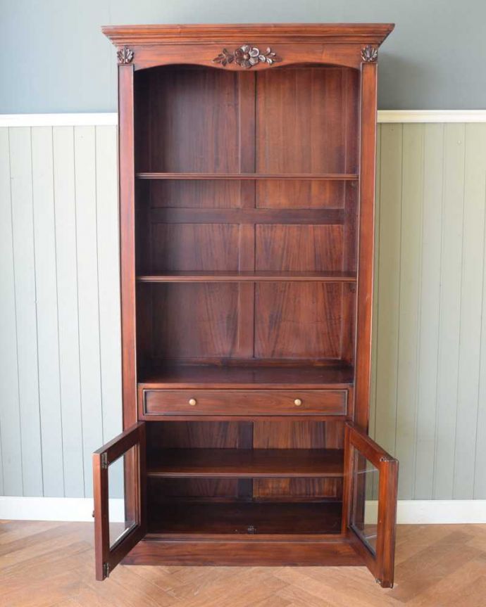 アンティーク風の家具　アンティーク風　アンティーク家具屋が選んだ、たっぷり収納できるアンティーク風の本棚。扉を開けると･･･重い本がたっぷり収納できるように頑丈に作られています。(y-277-f)