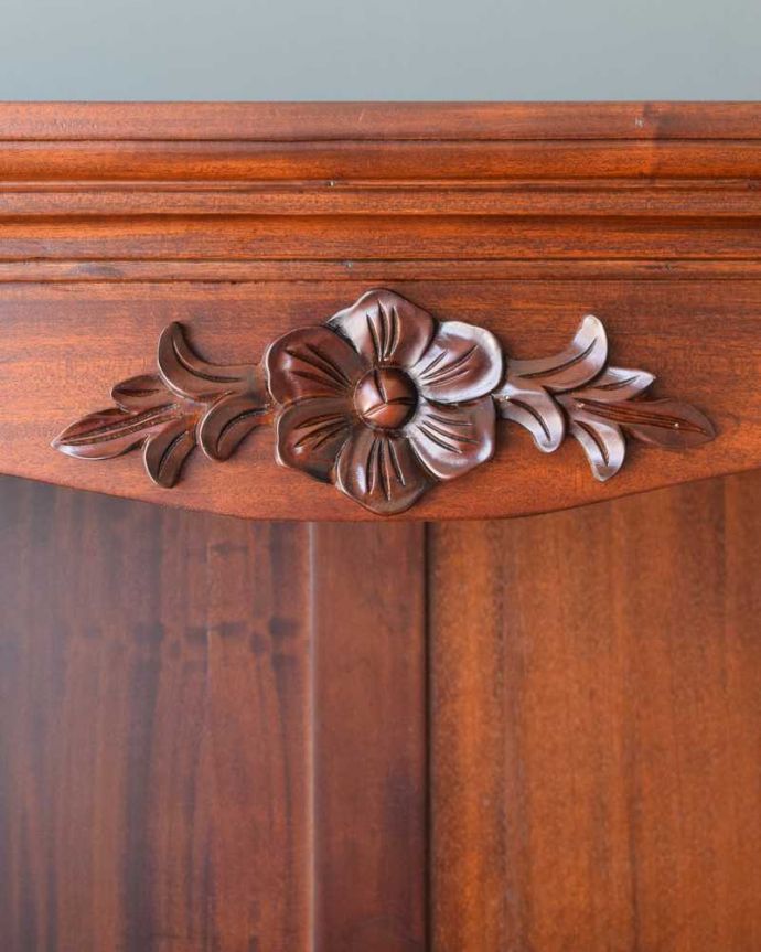 アンティーク風の家具　アンティーク風　アンティーク家具屋が選んだ、たっぷり収納できるアンティーク風の本棚。惚れ惚れしちゃう美しさあちらこちらに英国家具らしい彫りがあります。(y-277-f)