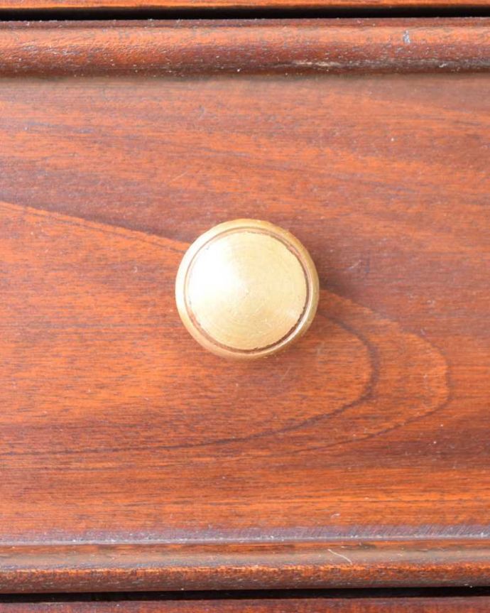 アンティーク風の家具　アンティーク風　アンティーク家具屋が選んだ、たっぷり収納できるアンティーク風の本棚。小さなパーツにもこだわり引き出しの取っ手にはかわいい取っ手がちょこんとついています。(y-277-f)