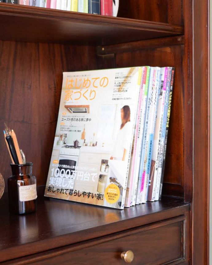 アンティーク風の家具　アンティーク風　アンティーク家具屋が選んだ、たっぷり収納できるアンティーク風の本棚。しっかり収納できますA4サイズの雑誌までしっかり収納出来ちゃう優れもの。(y-277-f)