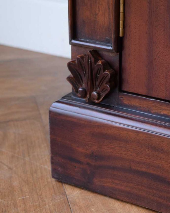 アンティーク風の家具　アンティーク風　アンティーク家具屋が選んだ、たっぷり収納できるアンティーク風の本棚。女性1人でラクラク運べちゃう仕掛けHandleの家具は、脚の裏にフェルトキーパーをお付けしているので、床を滑らせれば女性でも移動がカンタンです。(y-277-f)