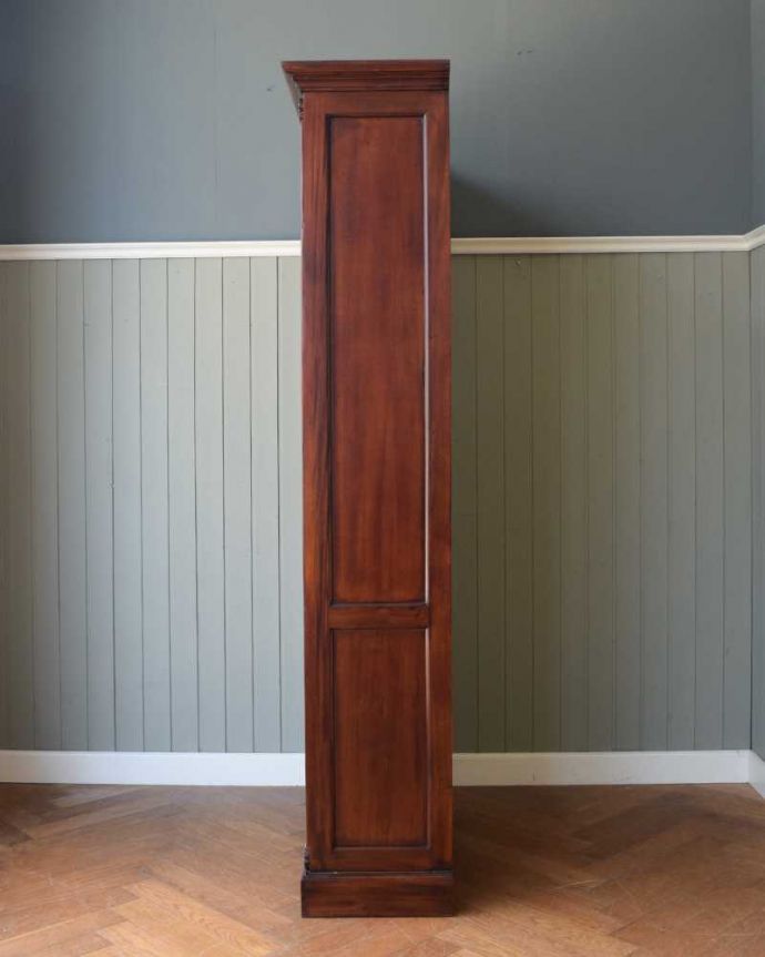 アンティーク風の家具　アンティーク風　アンティーク家具屋が選んだ、たっぷり収納できるアンティーク風の本棚。横から見てもステキもちろん、横顔だってキレイ！どこから見ても絵になります。(y-277-f)