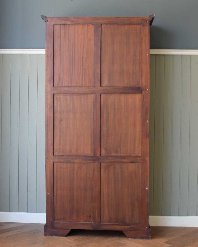 アンティーク風の家具　アンティーク風　アンティーク家具屋が選んだ、たっぷり収納できるアンティーク風の本棚。後姿もキレイです裏側もこんな感じで仕上げてあります。(y-277-f)