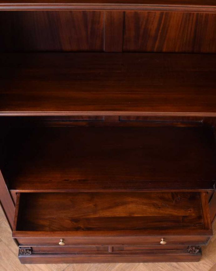 アンティーク風の家具　アンティーク風　アンティーク家具屋が選んだ、たっぷり収納できるアンティーク風の本棚。引き出しも付いてます。(y-277-f)