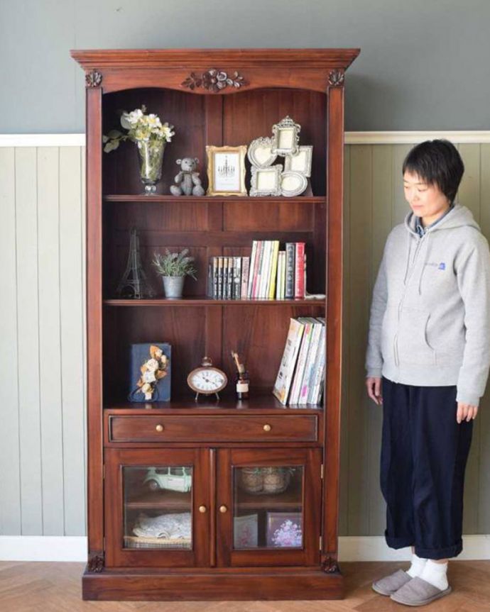 アンティーク風の家具　アンティーク風　アンティーク家具屋が選んだ、たっぷり収納できるアンティーク風の本棚。まるで英国アンティークのような本棚重厚感ある佇まいで、落ち着いた雰囲気を演出してくれる本棚。(y-277-f)