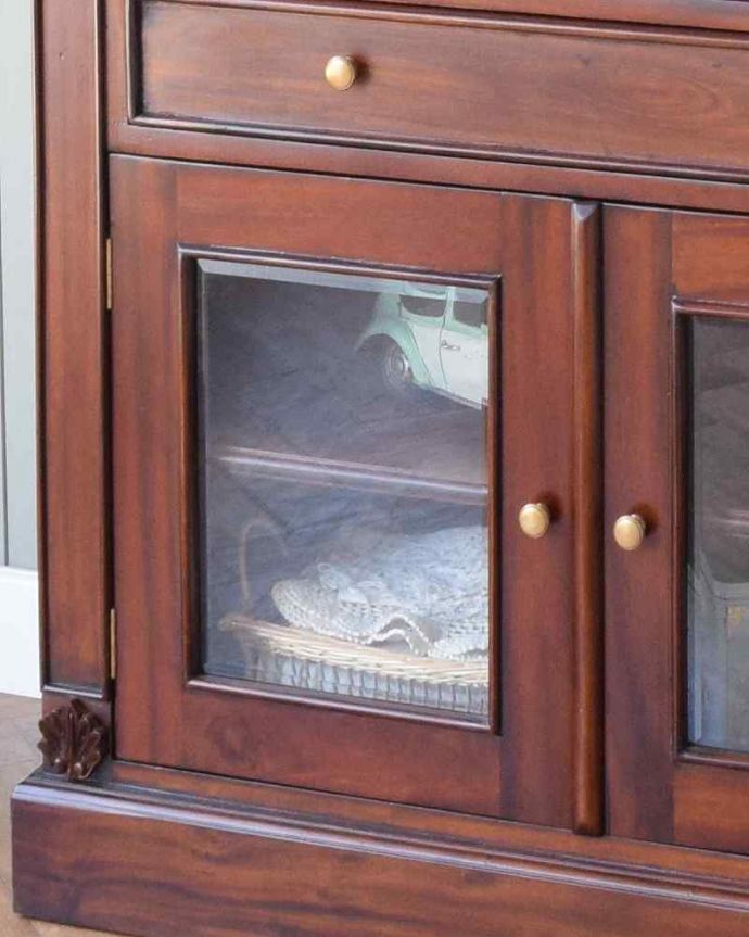 アンティーク風の家具　アンティーク風　アンティーク家具屋が選んだ、たっぷり収納できるアンティーク風の本棚。ガラス戸も付いています何を入れようかなと考えず、お気に入りを詰め込んで見て下さい。(y-277-f)