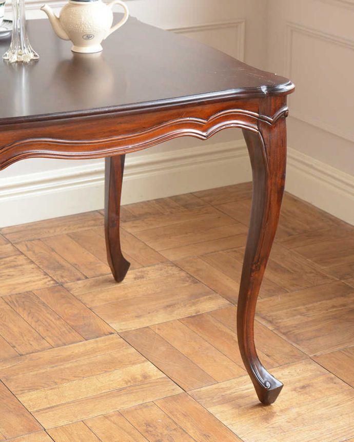 アンティーク風のダイニングテーブル