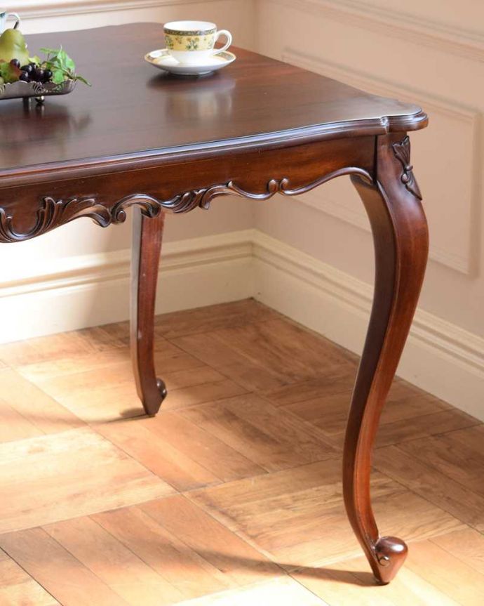 アンティーク風のダイニングテーブル