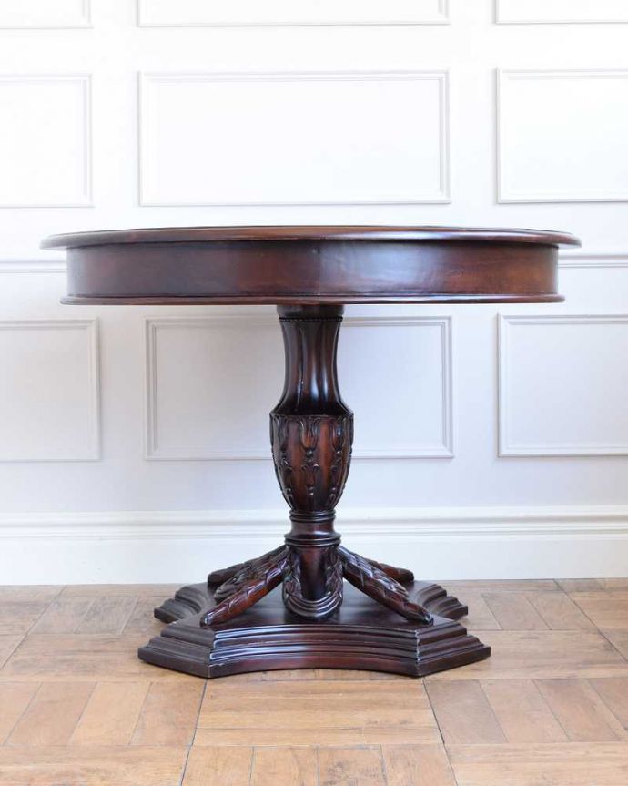 テーブルの後ろ