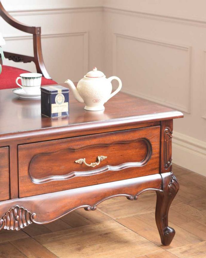 アンティーク風のおしゃれなセンターテーブル