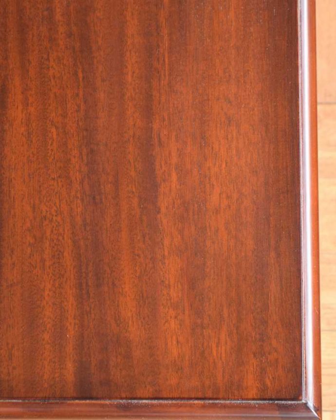 テーブルの天板の木目