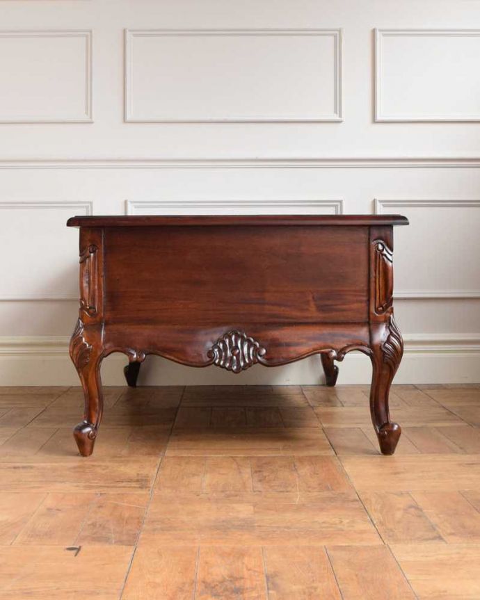 センターテーブルの横面