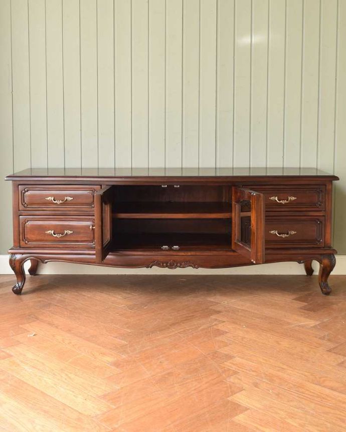 テレビボードの扉の中