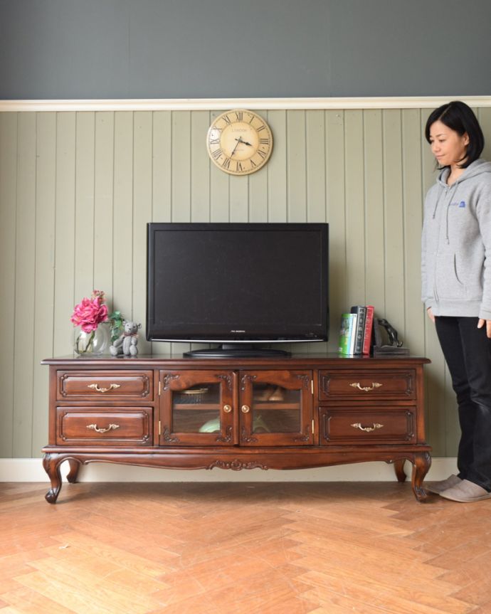 アンティーク風のテレビボード
