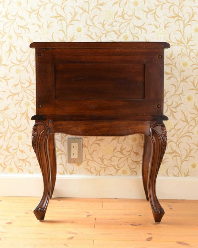 サイドチェストの後ろ姿