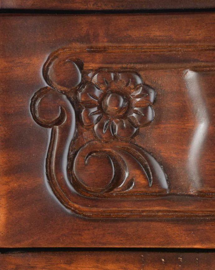 アンティーク風家具の装飾