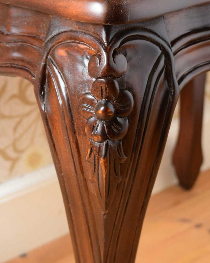 アンティーク風サイドチェストの装飾