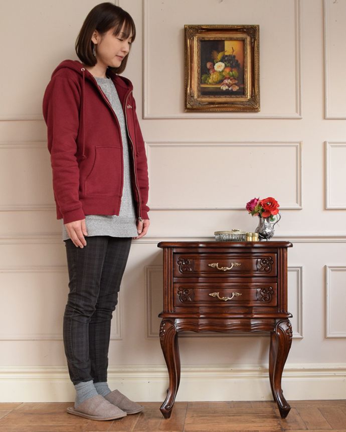 アンティーク風のサイドチェスト