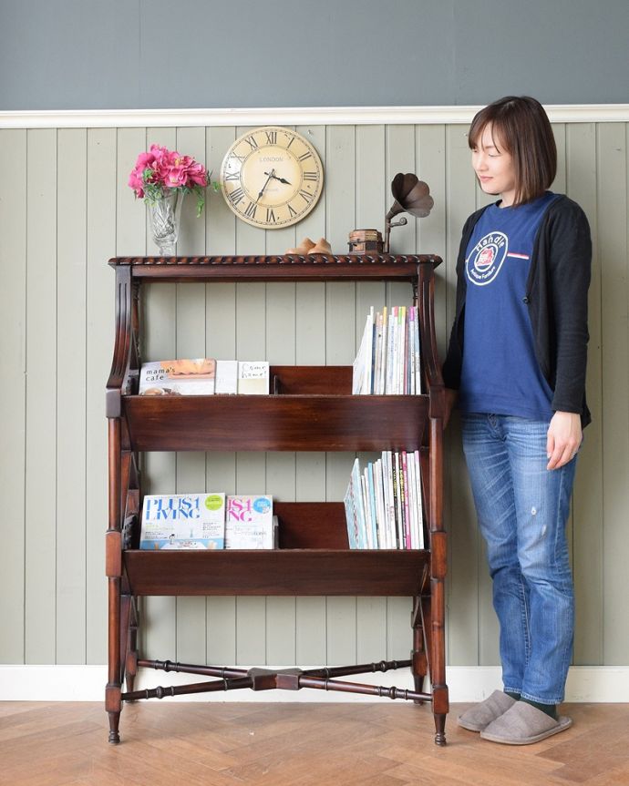 アンティーク風の家具 アンティーク風 アンティーク家具屋が選んだ、アンティーク風のマガジンラック。たっぷり収納できるクラシックなマガジンラック英国クラシックのアンティークみたいな雰囲気が漂う大きなサイズのマガジンラック。(y-285-f)