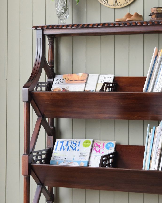 アンティーク風の家具 アンティーク風 アンティーク家具屋が選んだ、アンティーク風のマガジンラック。ちょっと置いておきたい…をオシャレに収納斜めになっているので、本屋や雑誌の背表紙がそのまま目に入ってとても便利。(y-285-f)