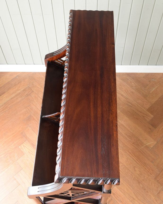 アンティーク風の家具 アンティーク風 アンティーク家具屋が選んだ、アンティーク風のマガジンラック。天板を上から見ると…縁取りの装飾も優雅。(y-285-f)