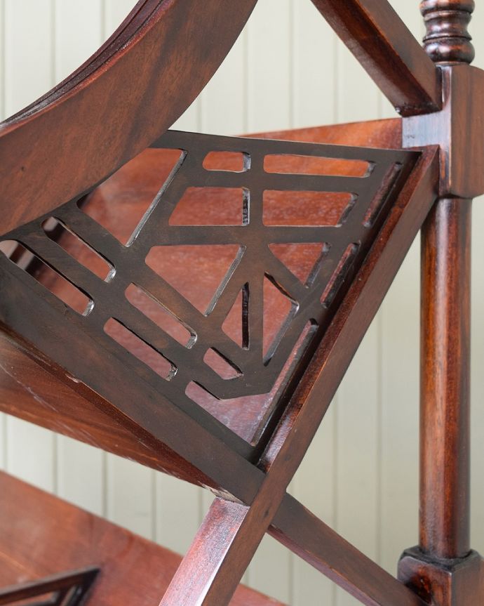 アンティーク風の家具 アンティーク風 アンティーク家具屋が選んだ、アンティーク風のマガジンラック。細かい部分にもこだわり・・・アンティークの家具に負けないくらい丁寧な彫りが施されています。(y-285-f)