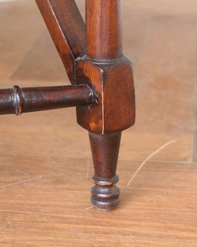 アンティーク風の家具 アンティーク風 アンティーク家具屋が選んだ、アンティーク風のマガジンラック。女性1人でラクラク運べちゃう仕掛けHandleの家具は、脚の裏にフェルトキーパーをお付けしています。(y-285-f)