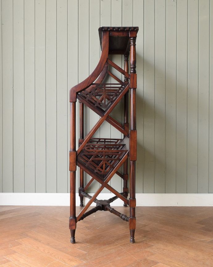 アンティーク風の家具 アンティーク風 アンティーク家具屋が選んだ、アンティーク風のマガジンラック。横から見ても素敵なんですスッキリとした横顔。(y-285-f)