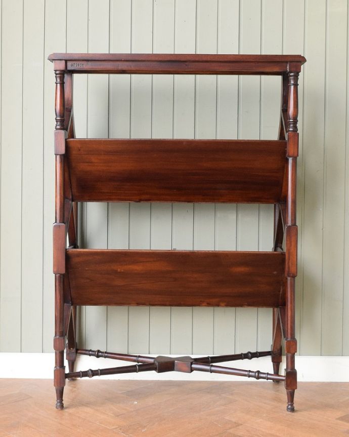 アンティーク風の家具 アンティーク風 アンティーク家具屋が選んだ、アンティーク風のマガジンラック。後ろ姿もキレイです。(y-285-f)
