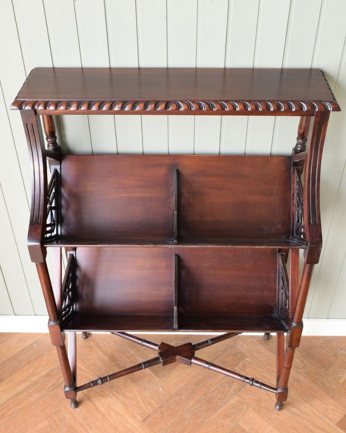 アンティーク風の家具 アンティーク風 アンティーク家具屋が選んだ、アンティーク風のマガジンラック。雑誌を入れる部分はこんな感じです。(y-285-f)