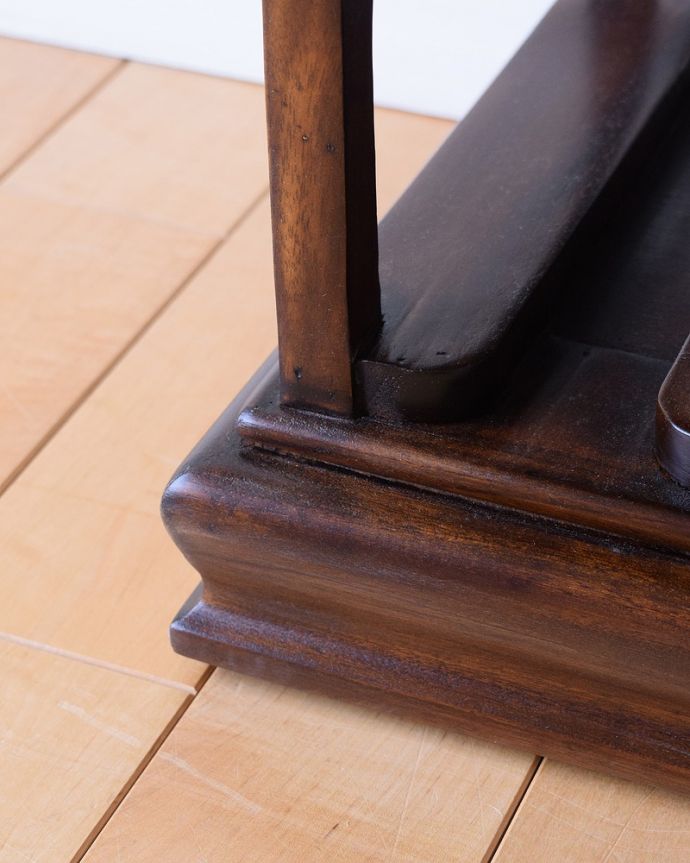 アンティーク風の家具　アンティーク風　トレイが付いて便利に使えるおしゃれなアンティーク風のワインラック。持ち上げなくても移動ラクラクHandleのアンティーク家具の足の裏にはフェルトキーパーをお付けしています。(y-286-f)