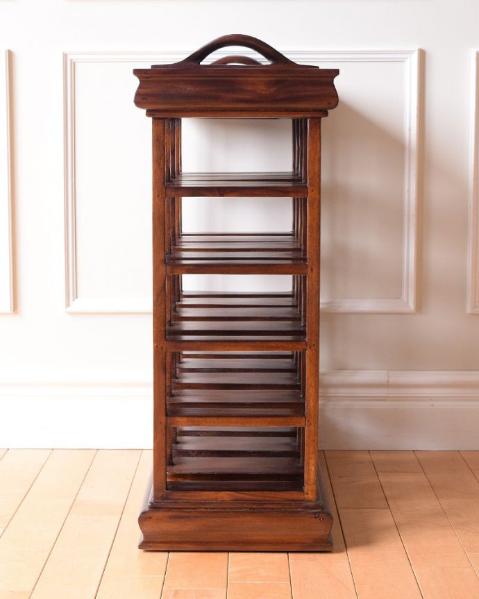 アンティーク風の家具　アンティーク風　トレイが付いて便利に使えるおしゃれなアンティーク風のワインラック。横から見てもキレイですもちろん、横顔だってキレイ！どこから見ても絵になります。(y-286-f)