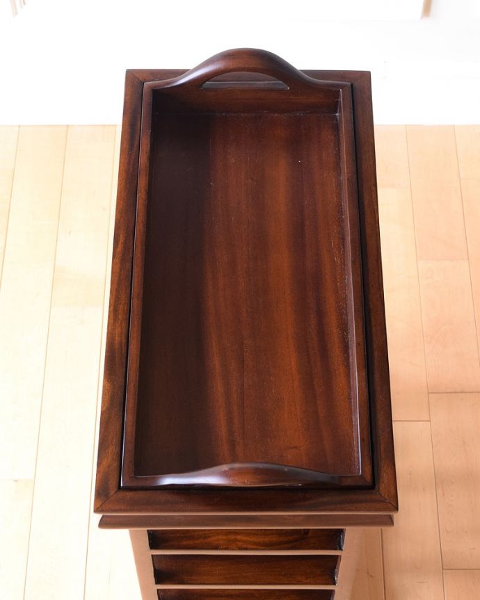 アンティーク風の家具　アンティーク風　トレイが付いて便利に使えるおしゃれなアンティーク風のワインラック。上から見るとこんな感じ天板の部分には、持ち手付きのトレイがセッティングされているので、運ぶのも便利です。(y-286-f)