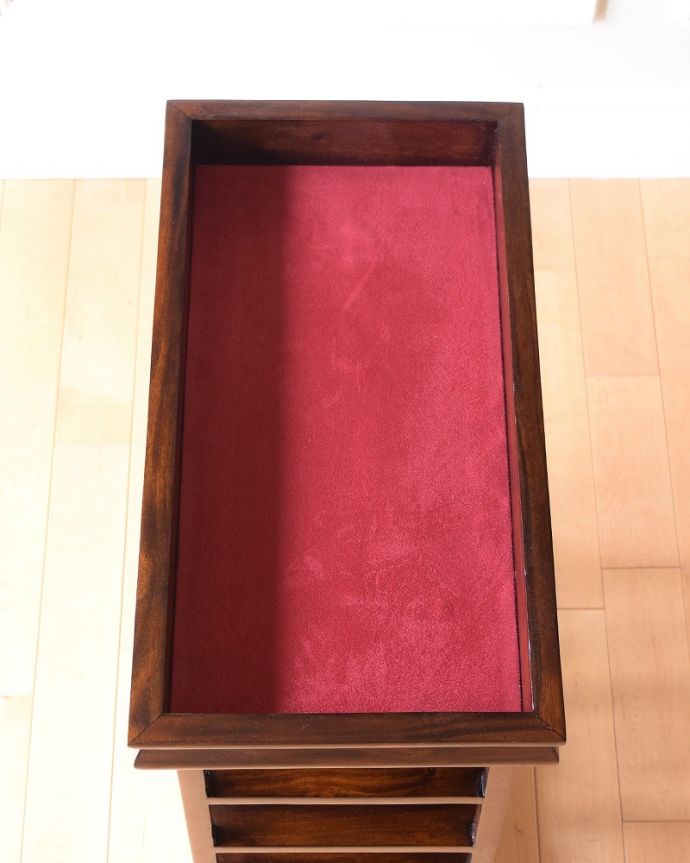 アンティーク風の家具　アンティーク風　トレイが付いて便利に使えるおしゃれなアンティーク風のワインラック。トレイを取ると･･･高級感のある赤い生地が。(y-286-f)