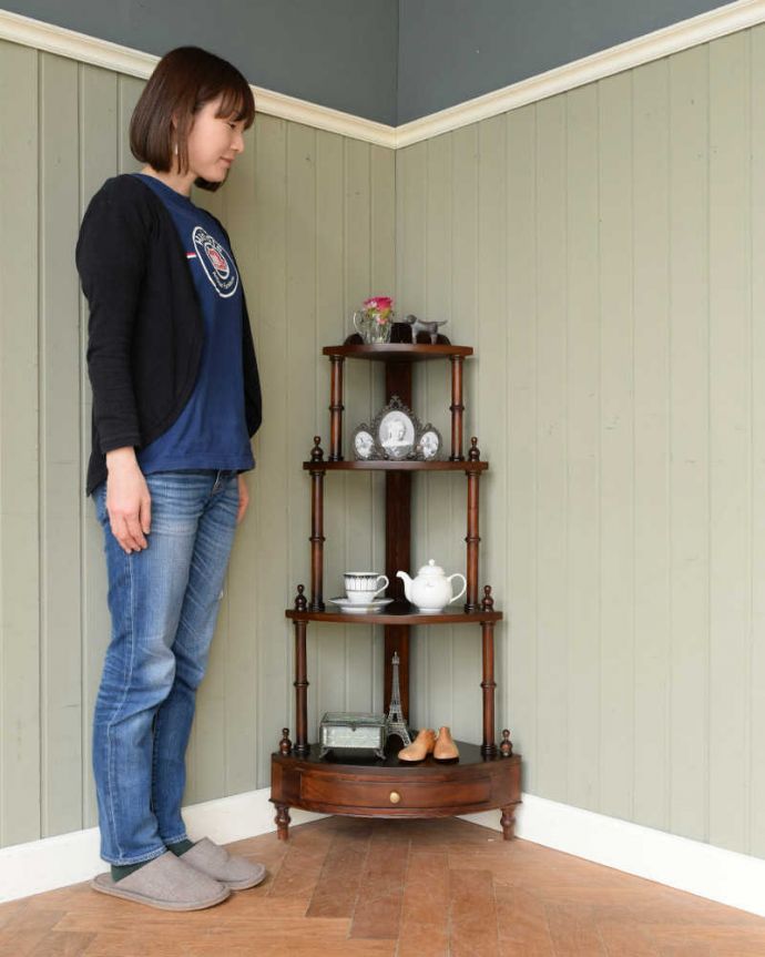 アンティーク風の家具　アンティーク風　アンティーク家具屋が選んだ、引き出し付きのアンティーク風のコーナーシェルフ。角にピタッと付けるだけで出来るおしゃれコーナーお部屋の角に魅せ場を作ってくれるクォータームーン（1/4月型）のホワットノット。(y-287-f)