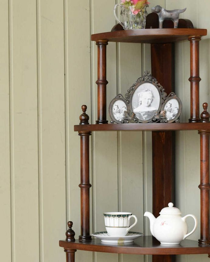 アンティーク風の家具　アンティーク風　アンティーク家具屋が選んだ、引き出し付きのアンティーク風のコーナーシェルフ。アンティークに負けない美しさ実用性を求めない見せ場を作ってくれるコーナーシェルフは、何より見た目が重要。(y-287-f)