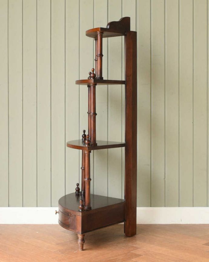 アンティーク風の家具　アンティーク風　アンティーク家具屋が選んだ、引き出し付きのアンティーク風のコーナーシェルフ。どこから見てもキレイです。(y-287-f)