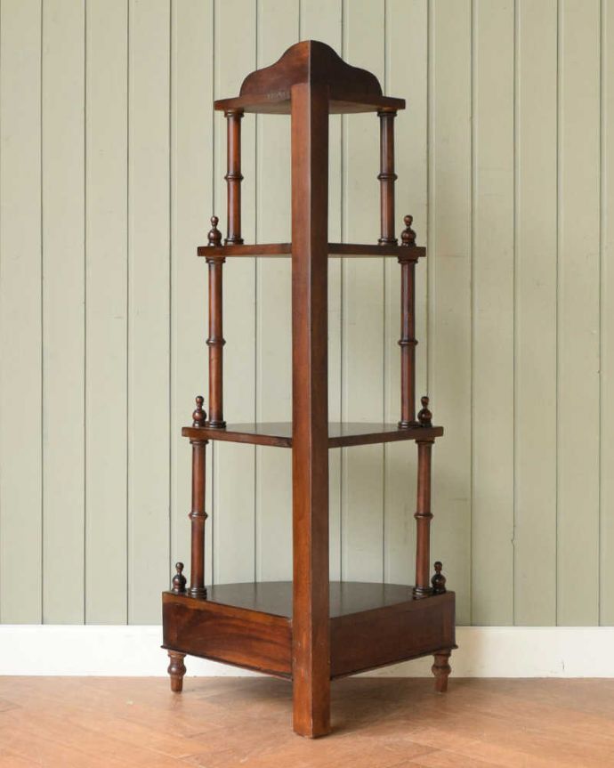 アンティーク風の家具　アンティーク風　アンティーク家具屋が選んだ、引き出し付きのアンティーク風のコーナーシェルフ。後ろから見ると･･･後ろ姿はこんな感じです。(y-287-f)