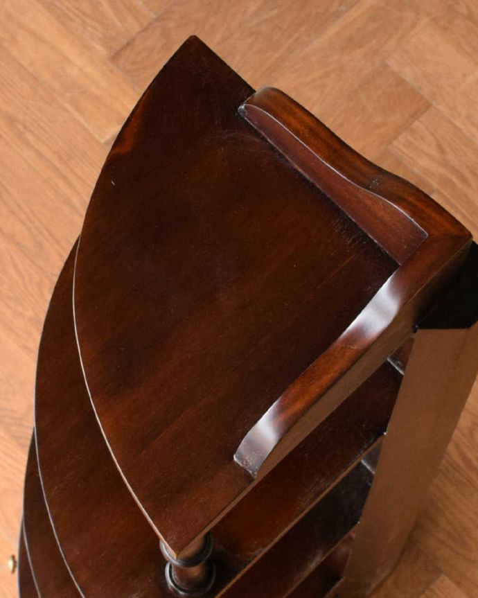 アンティーク風の家具　アンティーク風　アンティーク家具屋が選んだ、引き出し付きのアンティーク風のコーナーシェルフ。上から見ると1/4のお月様が見えますクオータームーン（1/4月型）の天板には、立ち上がりがあるので、いろんなものが置けます。(y-287-f)