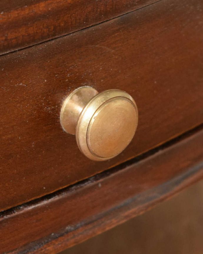 アンティーク風の家具　アンティーク風　アンティーク家具屋が選んだ、引き出し付きのアンティーク風のコーナーシェルフ。小さなパーツにもこだわり引き出しの取っ手にはかわいい取っ手がちょこんとついています。(y-287-f)