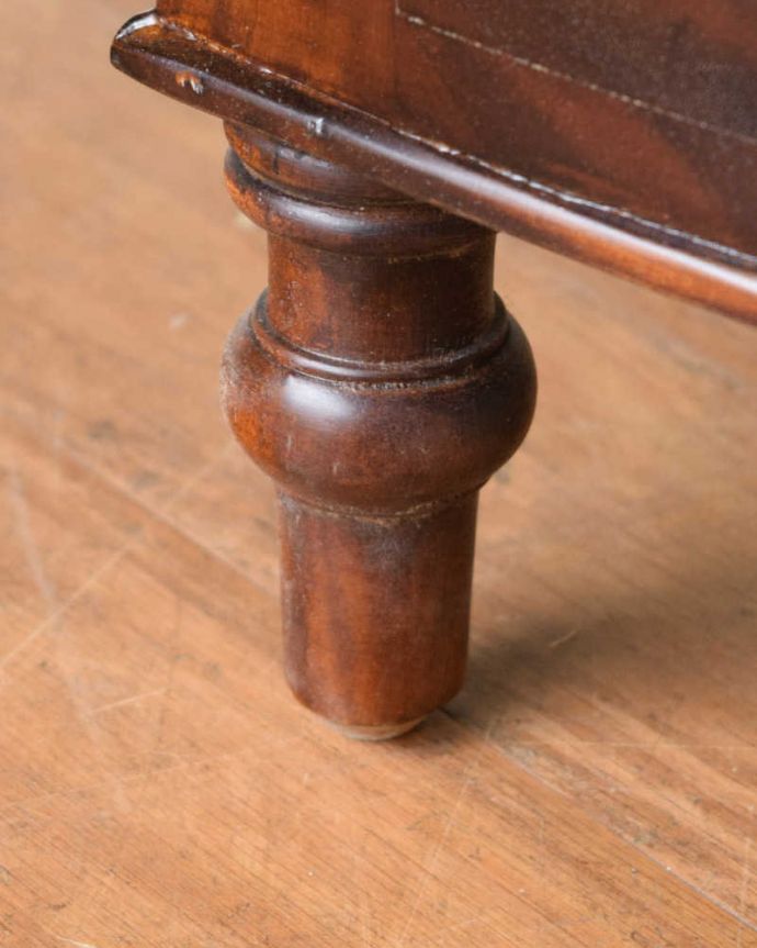 アンティーク風の家具　アンティーク風　アンティーク家具屋が選んだ、引き出し付きのアンティーク風のコーナーシェルフ。持ち上げなくても移動できます！Handleの家具は、脚の裏にフェルトキーパーをお付けしていますので、床を滑らせてれば女性1人でも移動が簡単です。(y-287-f)