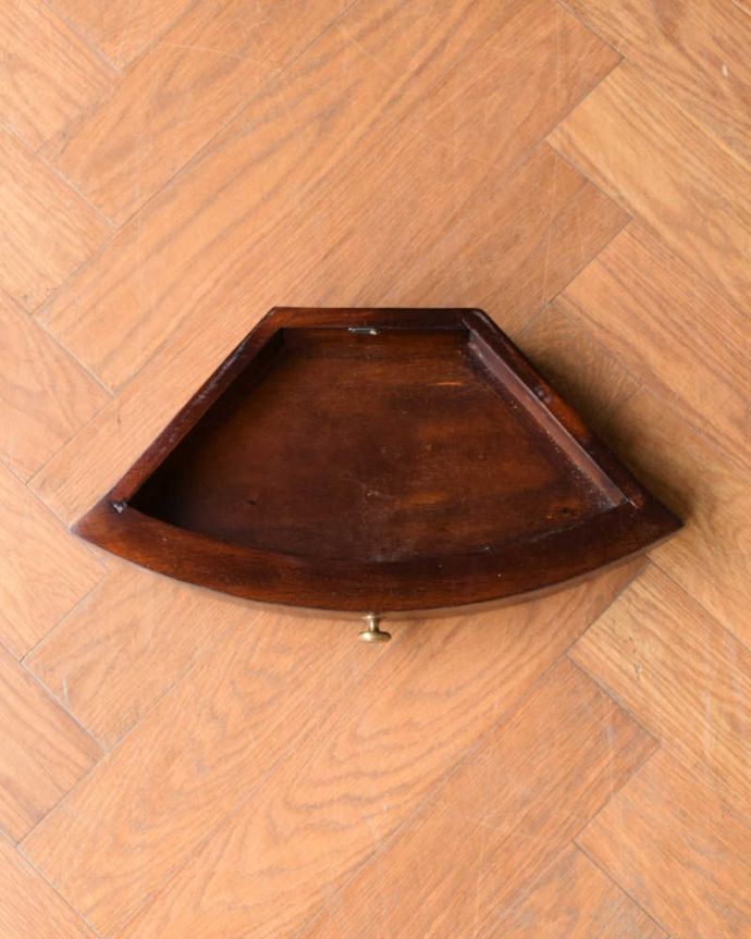 アンティーク風の家具　アンティーク風　アンティーク家具屋が選んだ、引き出し付きのアンティーク風のコーナーシェルフ。引き出しも付いてます。(y-287-f)